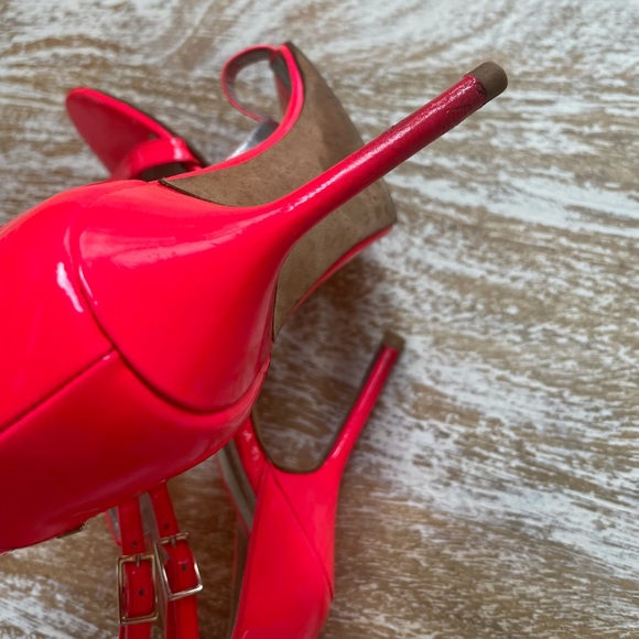 Manolo Blahnik Strattina Sandal - Picture 16 of 16